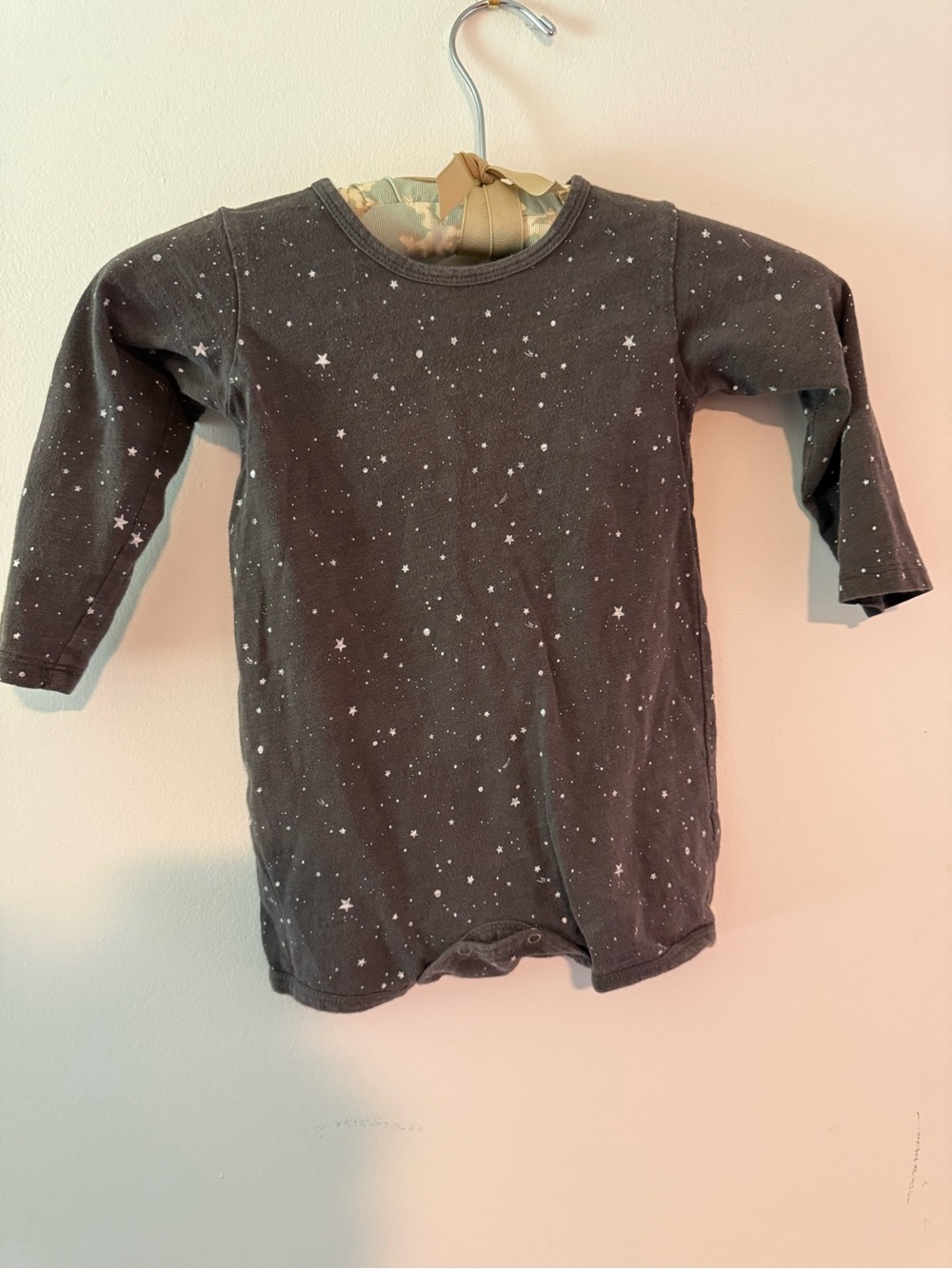 Rylee + Cru Dark Gray Long-Sleeve Star Print Tee